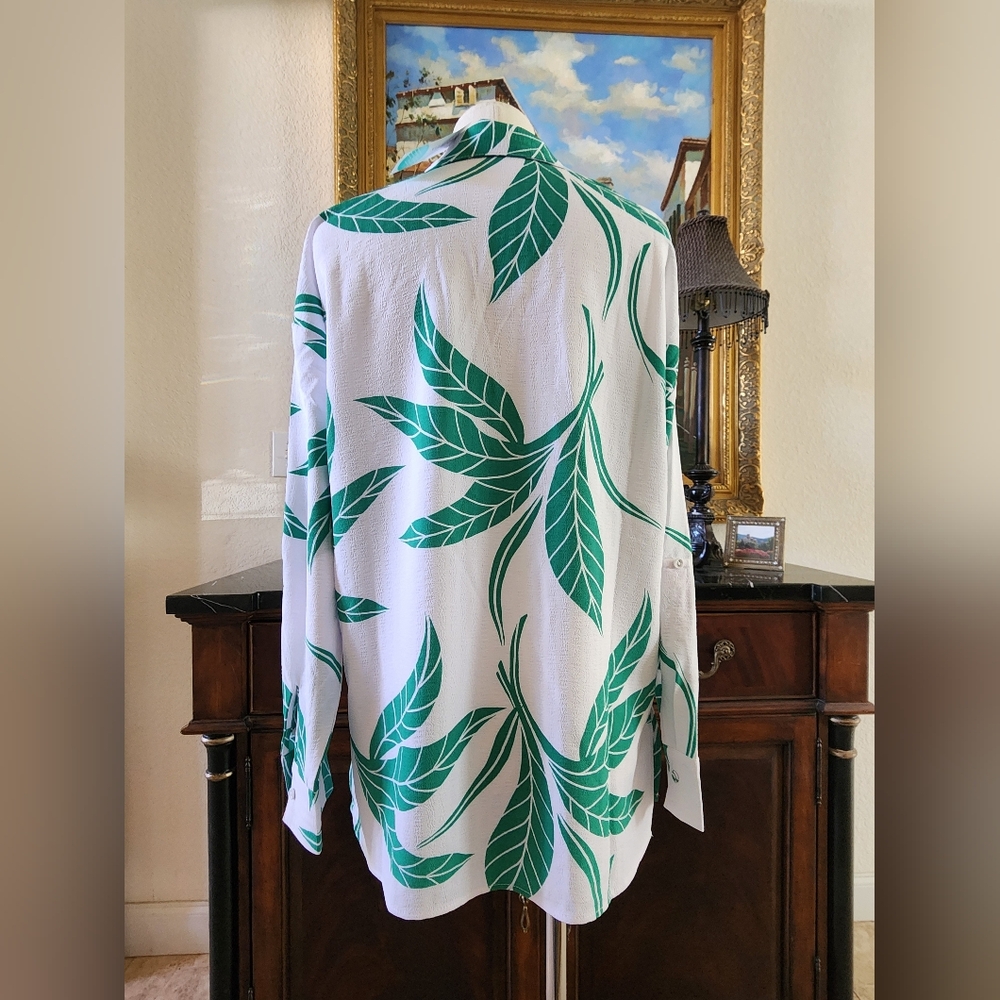 NWT- Step Into Spring Bold Green Leaf Pattern Shirt!🌿🌿 - Picture 4 of 10
